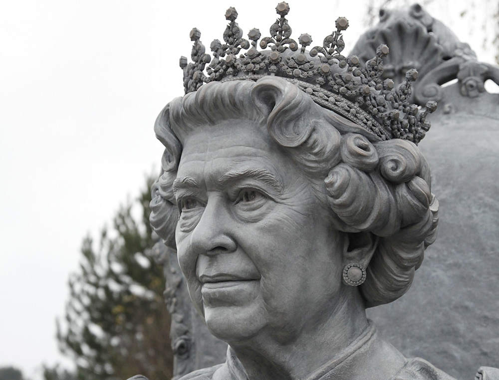 Sculptor Queen Elizabeth II